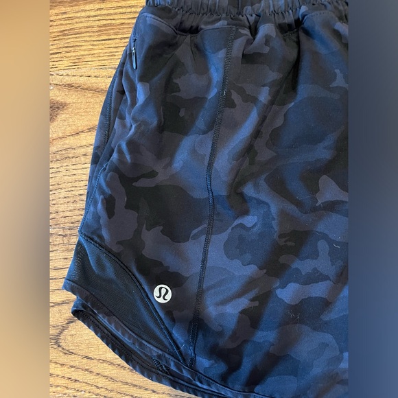 Lululemon hotty hot shorts 4” Camo - Picture 3 of 3